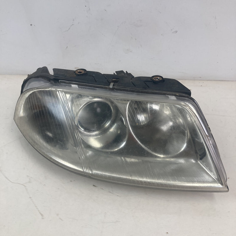 2001-2005 Volkswagen Passat Headlight Assembly Right #5560M