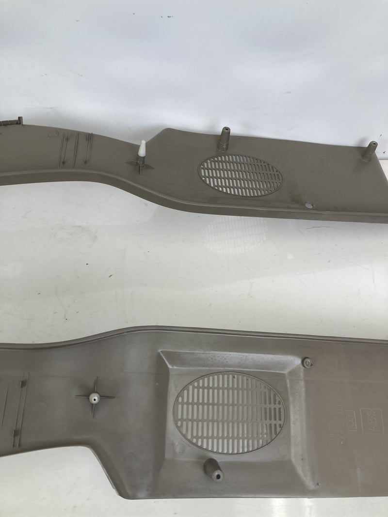 1995-1998 Chevrolet Silverado 2500 GMT400 B Pillar Trim 15976271 15976272 OEM