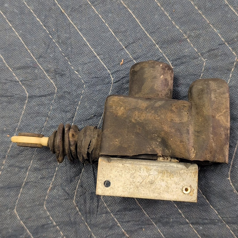 1992 Chevrolet K1500 - Lock Actuator PN: 22121646 03495 A