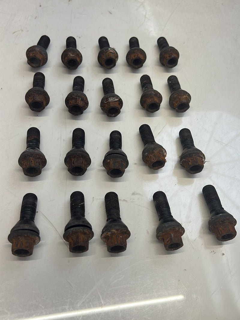 2006 BMW X5 E53 - Lug Nuts