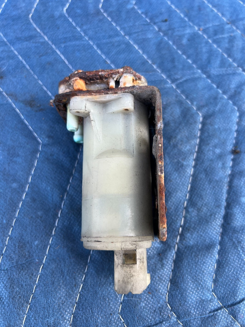 1986-1993 Volvo 240 244 Sedan Front Windshield Washer Pump 051003 OEM #4229EM