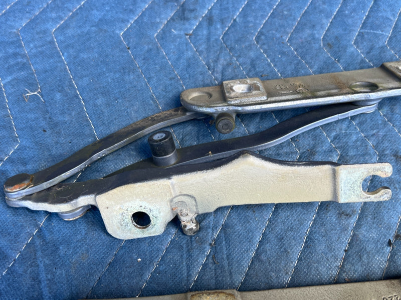 2000-2005 BMW 330xi 325xi E46 Left & Right Hood Hinge Pair Bonnet OEM #4783EM
