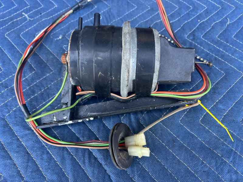 1967-1974 Volvo 140 142 144 145 Cruise Control Module Vacuum Pump OEM #4946EM