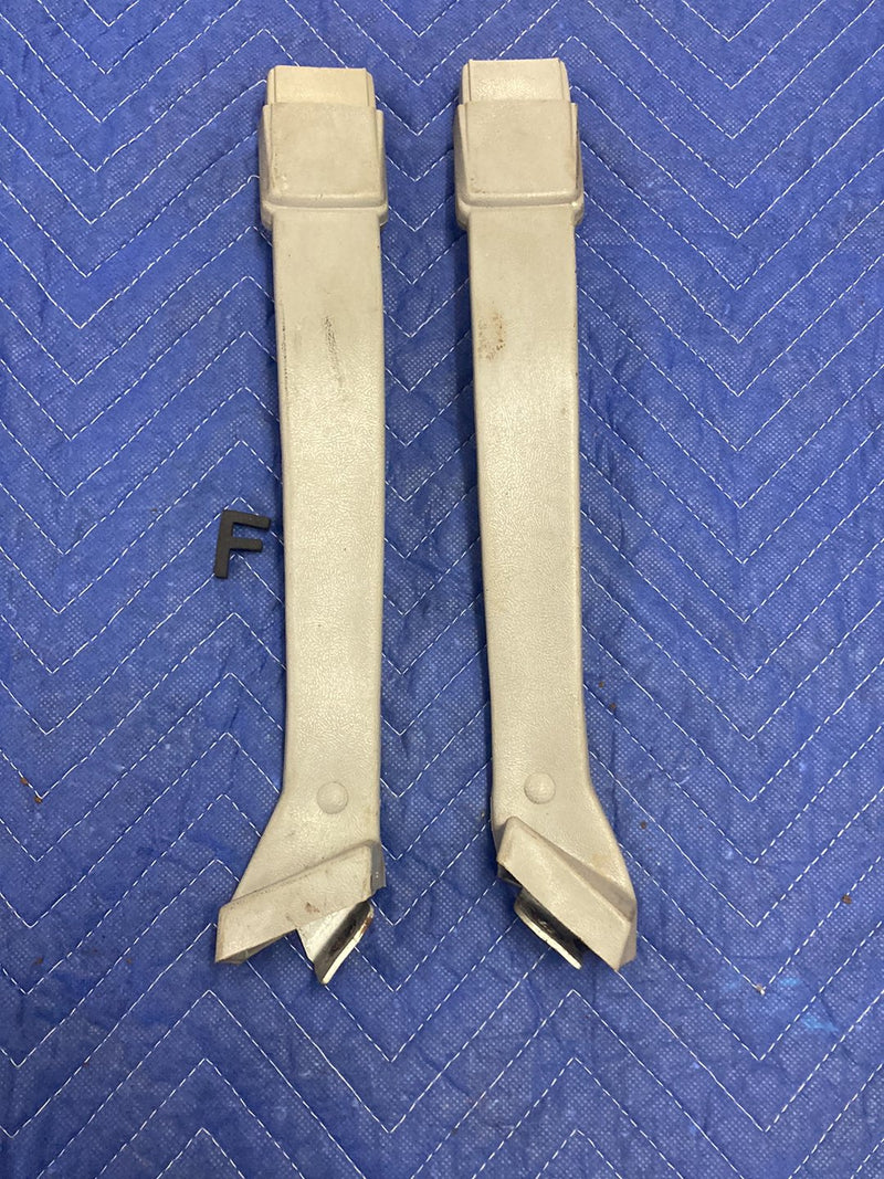 1988-1998 Chevrolet 1500 GMC Left & Right Seat Belt Buckle Pair Beige OE #6404EM