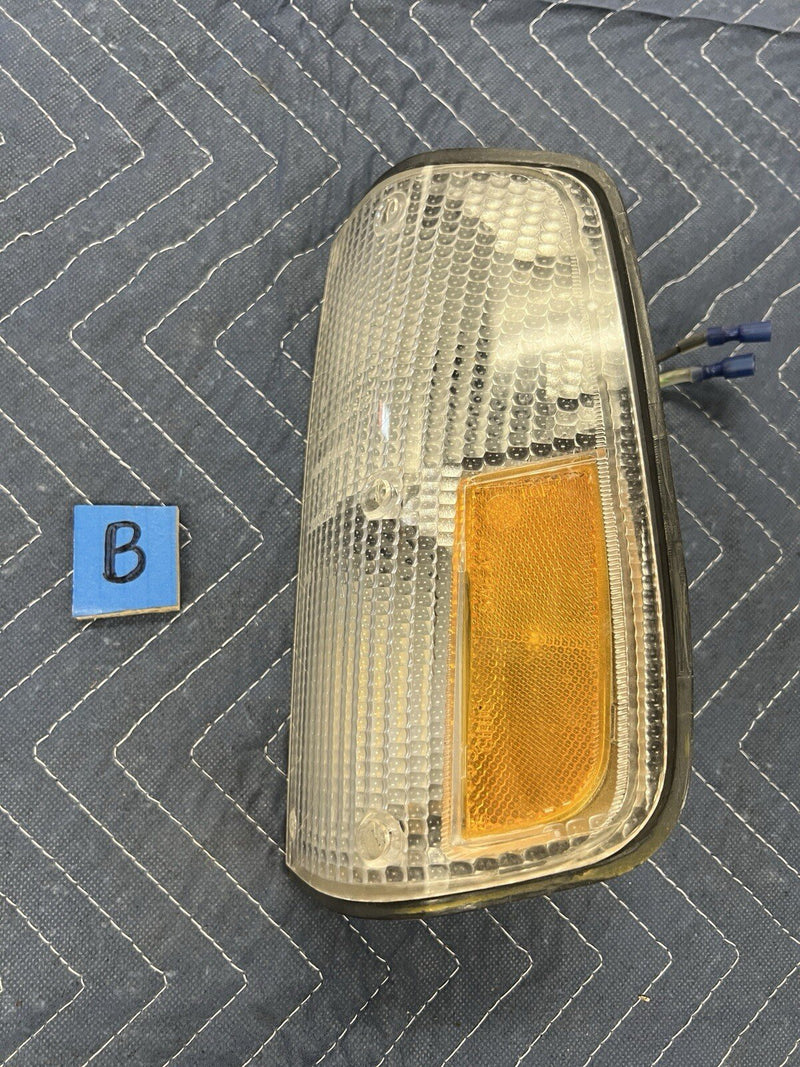 1975-1980 Volvo 240 Driver Side Left Front Turn Signal Flat Hood 3 Screw #3901E