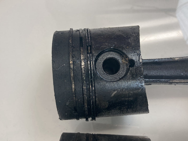 1980 Volvo 244 - Piston