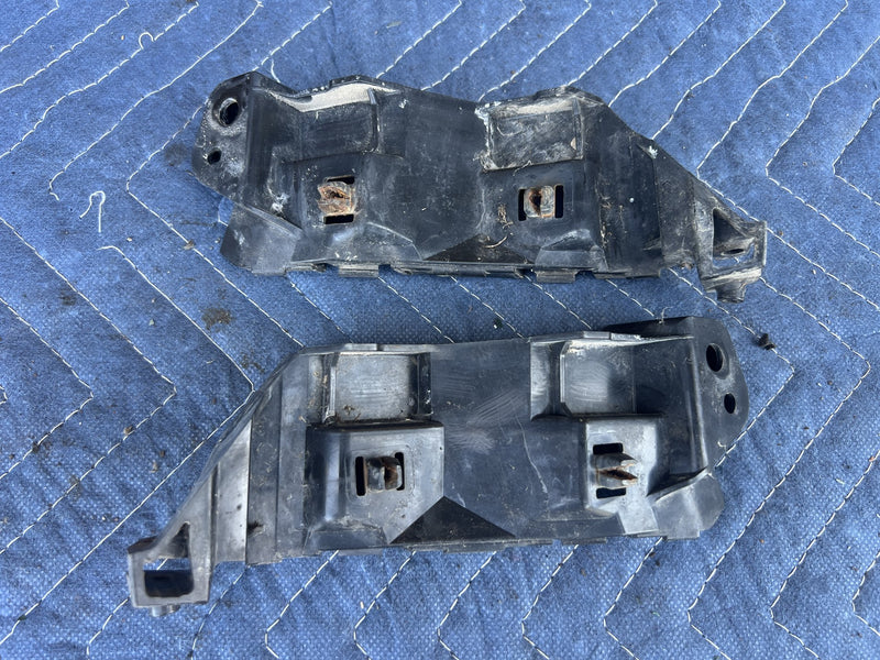 1973 Volvo 140 142 - Fender Bracket PN: 71732-80J00 71731-80J00