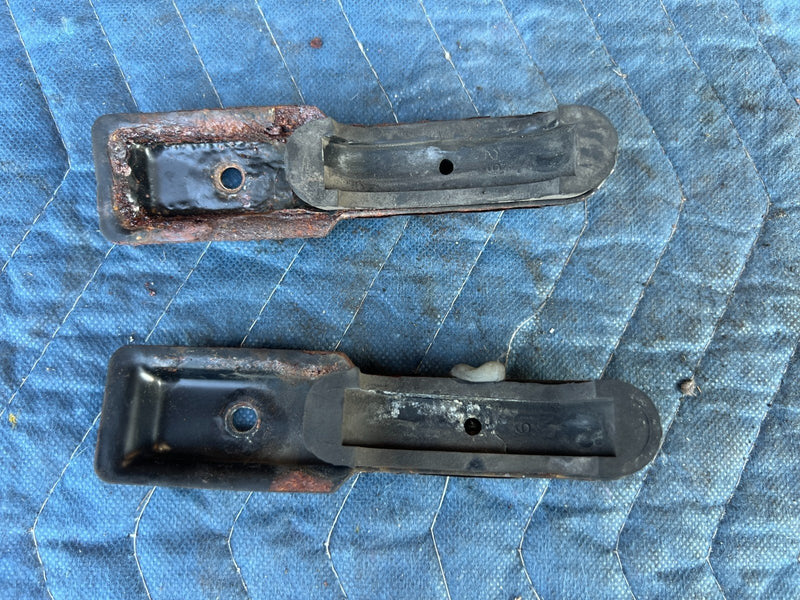 1989-1995 Volvo 740 940 Right & Left Radiator Bracket Mount Pair OEM #3951EM