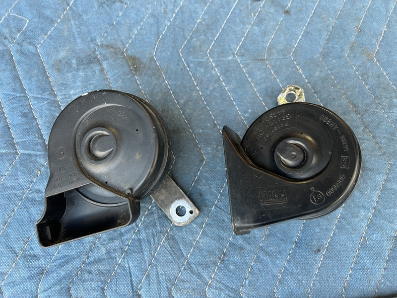 1998-2003 Mercedes W210 E320 High & Low Tone Pitch Horn Pair 0055307 OEM #4664EM