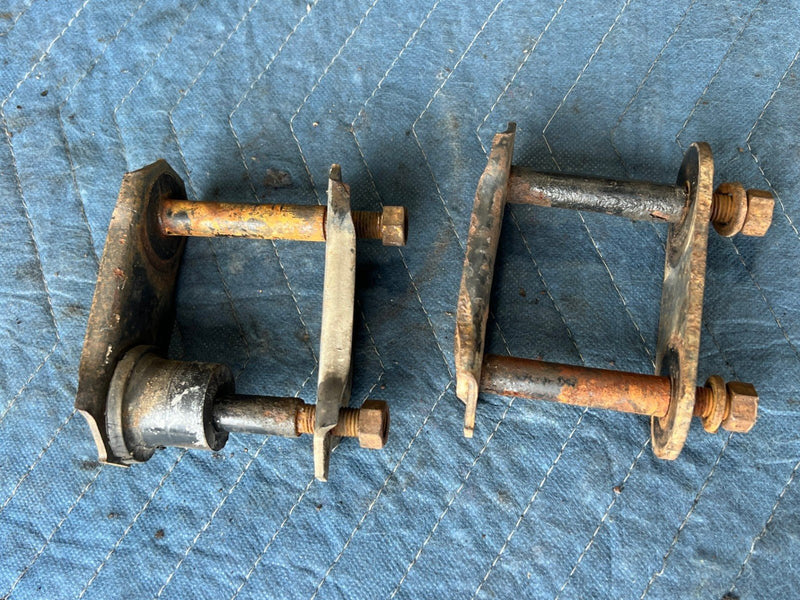 1985-1988 Suzuki Samurai SJ413 Leaf Spring Shackles Front Rear 41461-77300 OEM