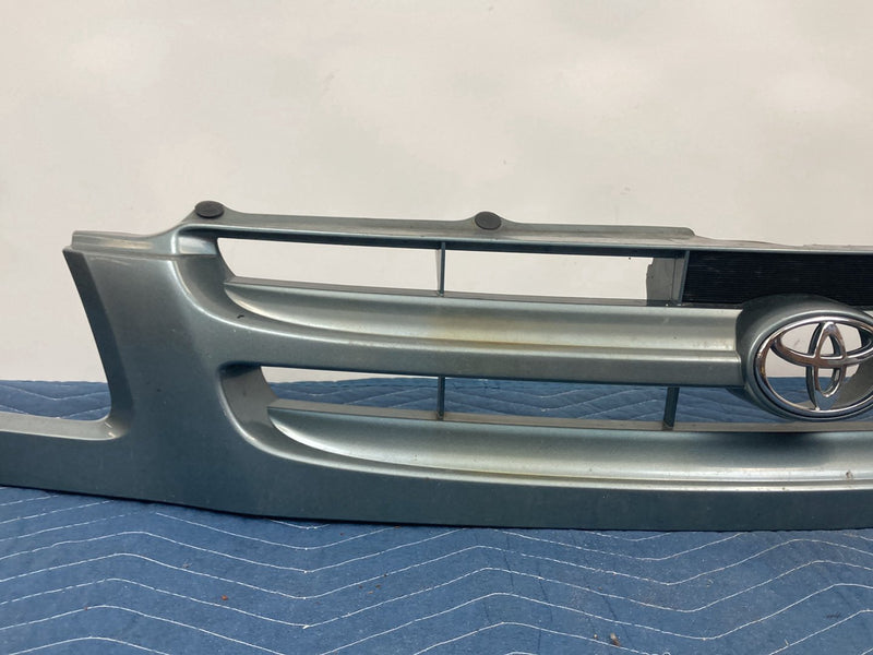 1998-2003 Toyota Sienna L10 Bumper Grille 53100-08010 H 58520 OEM