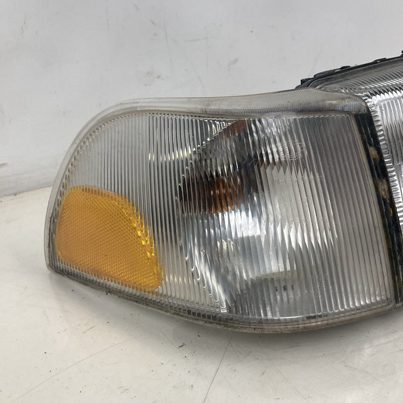 1998-2000 Volvo V70 Headlight Assembly Right 9169525 OEM #5194M