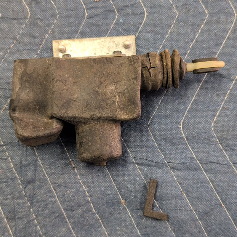 1990 Chevrolet K1500 - Lock Actuator PN: 22121645 14396 A