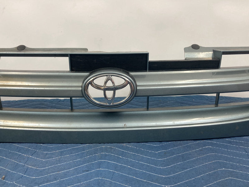 1998-2003 Toyota Sienna L10 Bumper Grille 53100-08010 H 58520 OEM