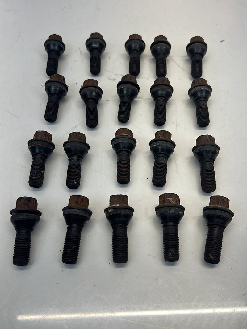 2006 BMW X5 E53 - Lug Nuts