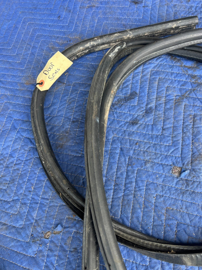 1999-2002 Chevy Silverado GM 1500 2500 RH LH Door Gasket Seal Guard OEM #1842CN