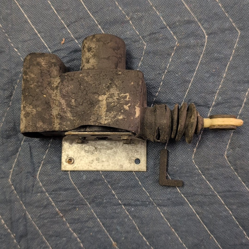 1992 Chevrolet K1500 - Lock Actuator PN: 22121646 03495 A