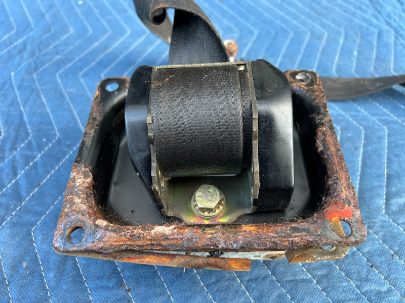1986-1993 Volvo 240 244 Sedan Front Driver Left Seat Belt Retractor OEM #4194EM
