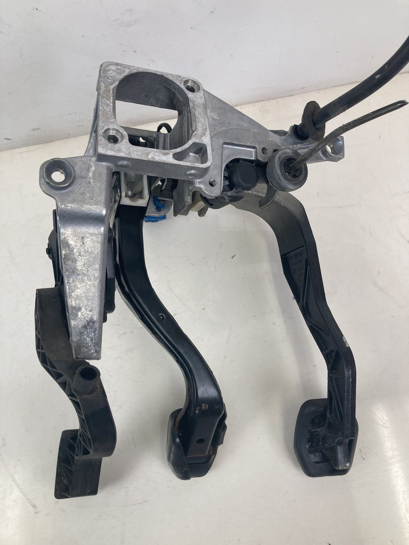 2001-2005 Volkswagen Passat Manual Clutch Pedal Assembly OEM #5505M