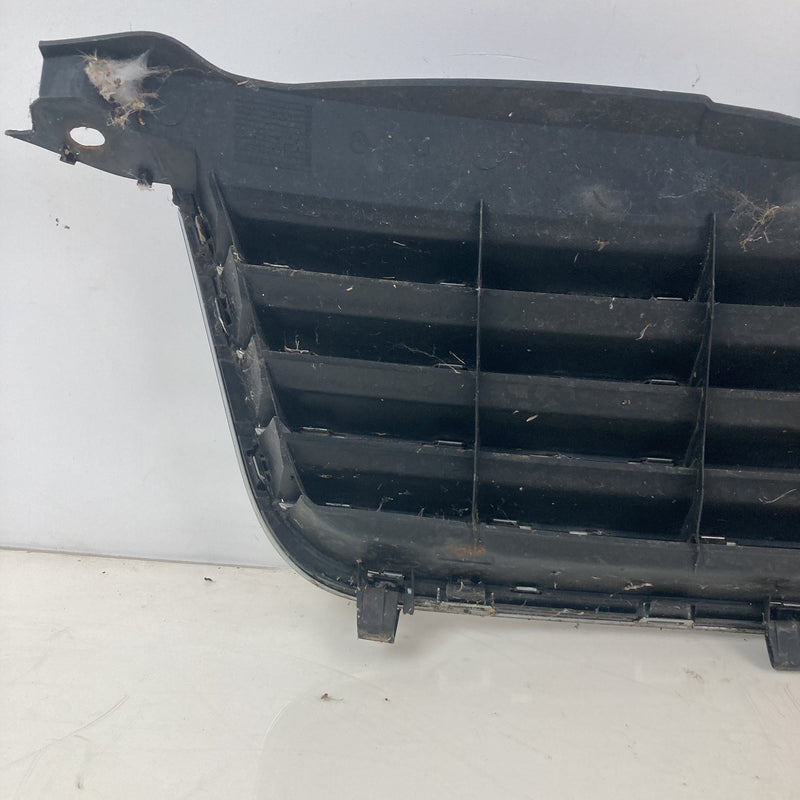 2001-2005 Volkswagen Passat Front Grille Assembly #5543M