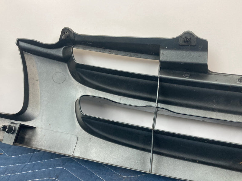 1998-2003 Toyota Sienna L10 Bumper Grille 53100-08010 H 58520 OEM