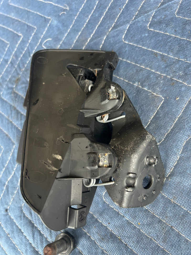 2005-2011 Audi A6 Rear Middle Seat Belt Buckle Assembly 4F0 857 739 E OEM #64ZJ