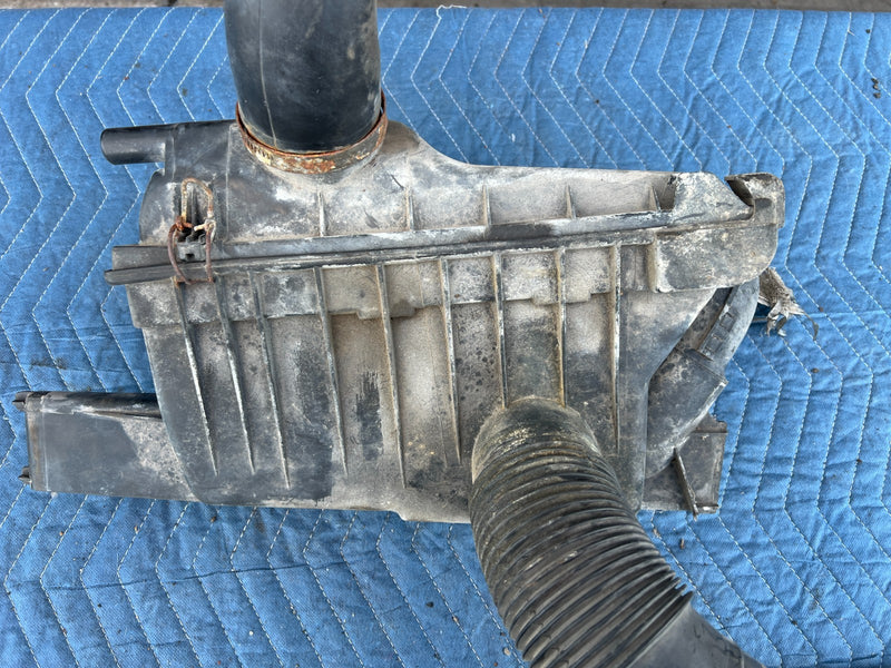 1986-1993 Volvo 240 244 Sedan Air Intake Cleaner Assembly 1266791 OEM #4245EM