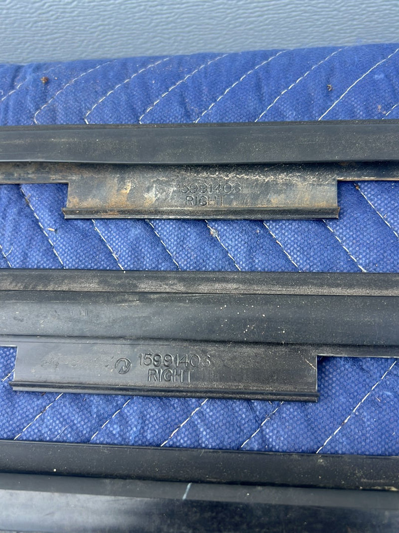 1988-2000 Chevrolet Silverado Left Right Door Window Scraper Edge OEM #5536EM