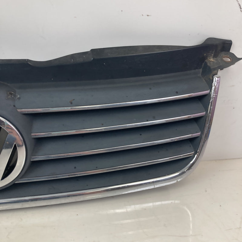 2001-2005 Volkswagen Passat Front Grille Assembly #5543M
