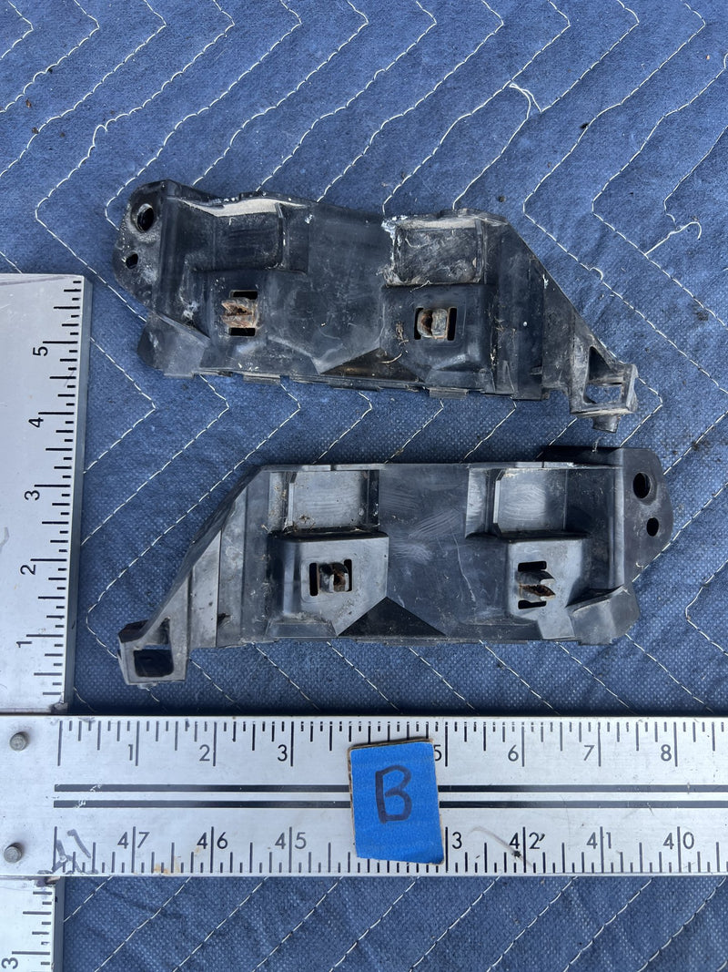1973 Volvo 140 142 - Fender Bracket PN: 71732-80J00 71731-80J00