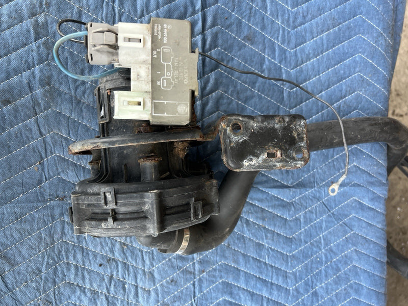 1996-1997 Volvo 850 850R Secondary Air Injection Pump 1270558 & Mount OEM #4547E