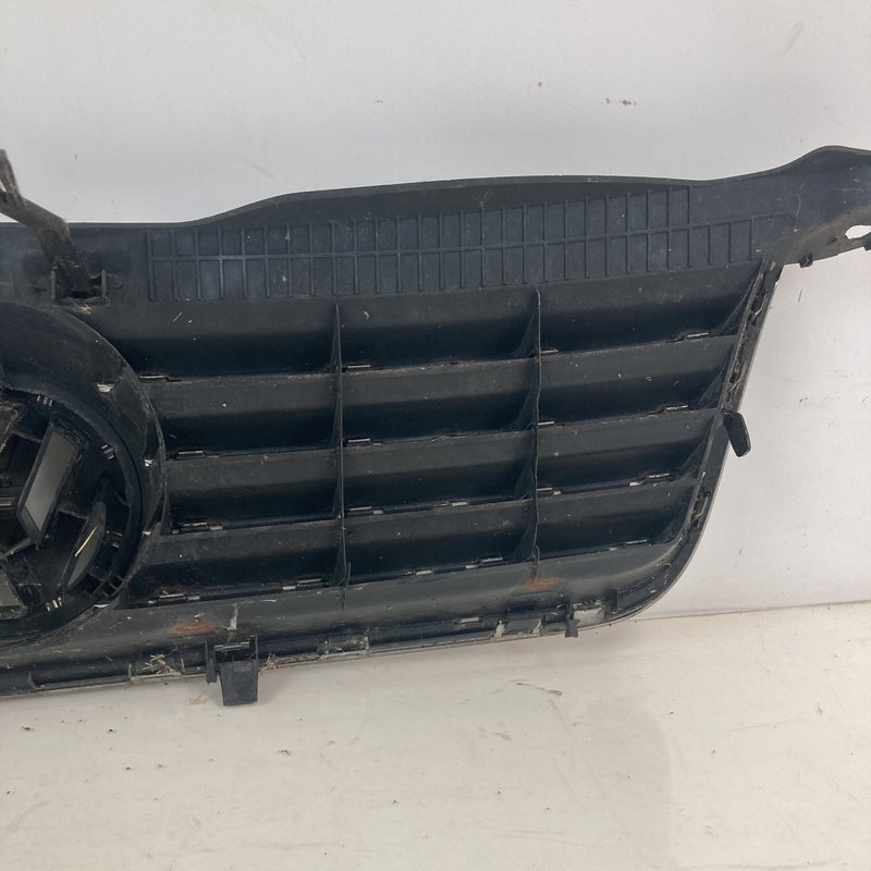 2001-2005 Volkswagen Passat Front Grille Assembly #5543M