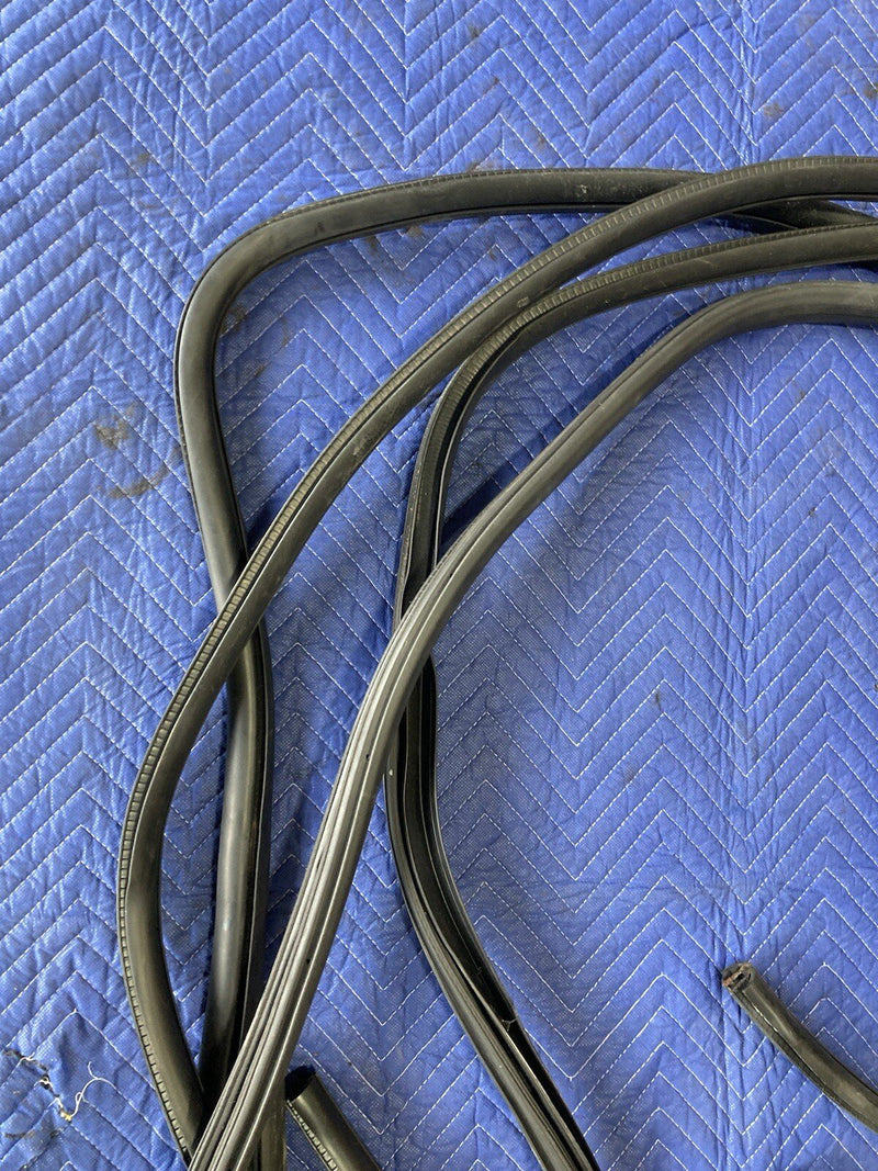 2006-2016 Chevy Impala GM Door Gasket Weatherstripping Seal Rubber OEM #3166M