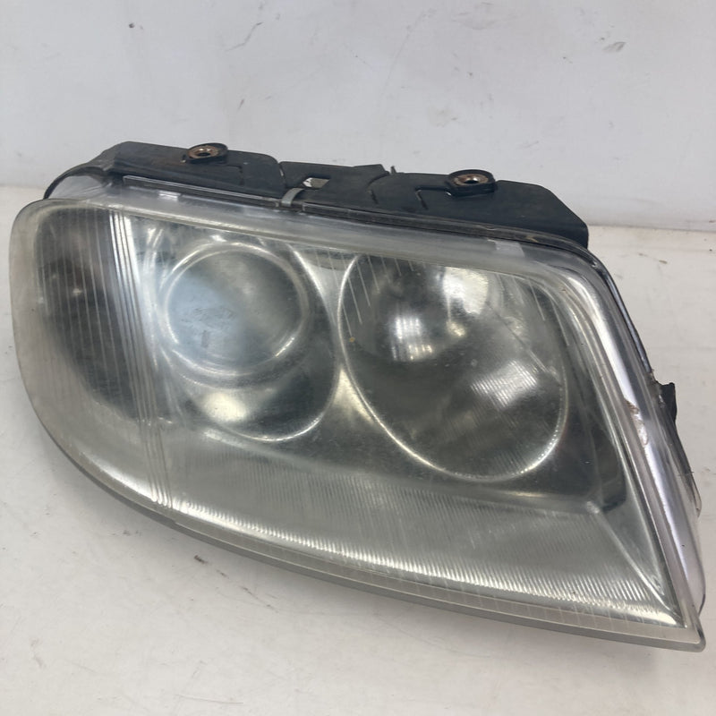2001-2005 Volkswagen Passat Headlight Assembly Right #5560M