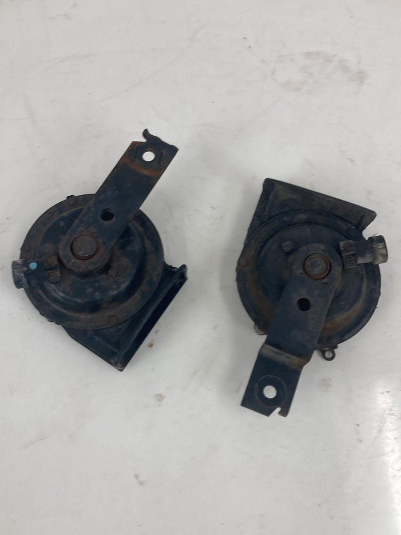 1995-1998 Chevrolet Silverado 2500 GMT400 Horn Pair 27221179 28907276 OEM
