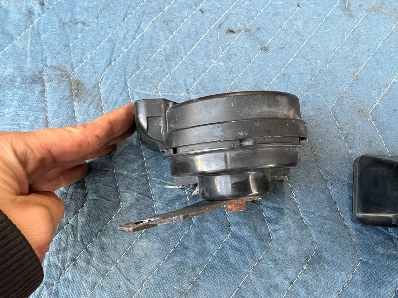 1998-2003 Mercedes W210 E320 High & Low Tone Pitch Horn Pair 0055307 OEM #4664EM