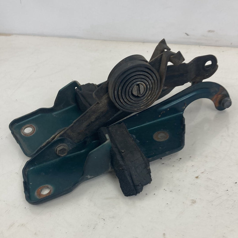1995-1998 Chevrolet Silverado 2500 GMT400 Hood Hinge Pair 15690184 15690183 OEM