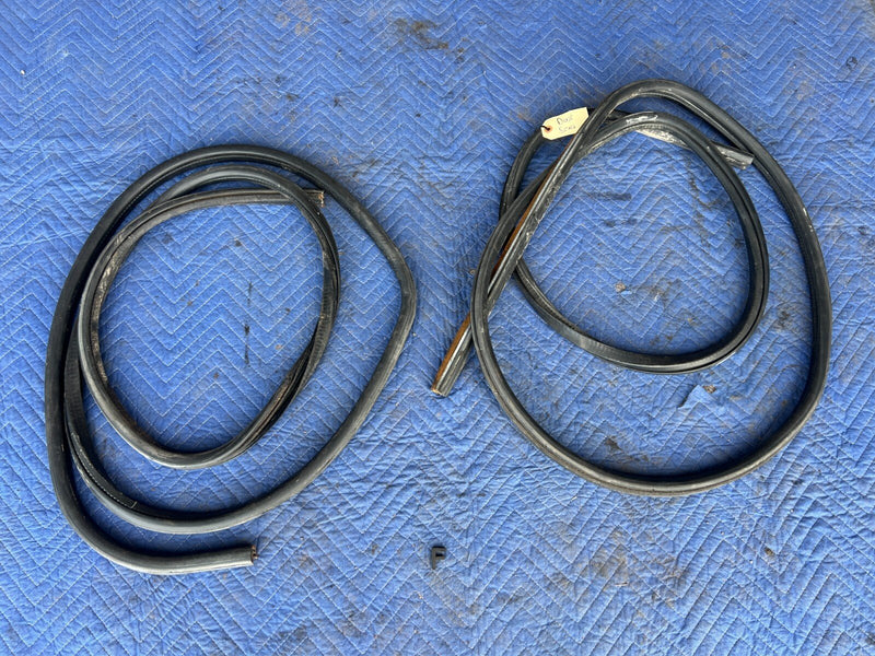1999-2002 Chevy Silverado GM 1500 2500 RH LH Door Gasket Seal Guard OEM #1842CN