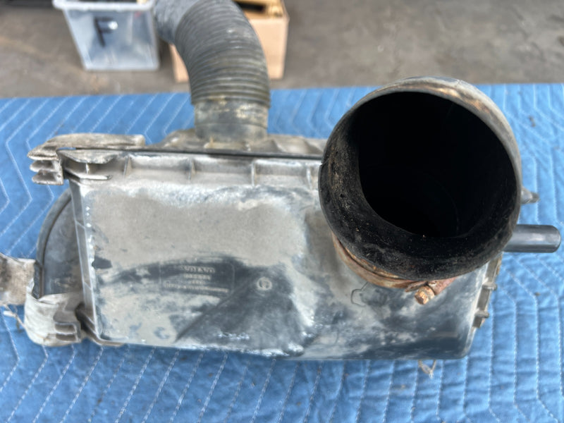 1986-1993 Volvo 240 244 Sedan Air Intake Cleaner Assembly 1266791 OEM #4245EM