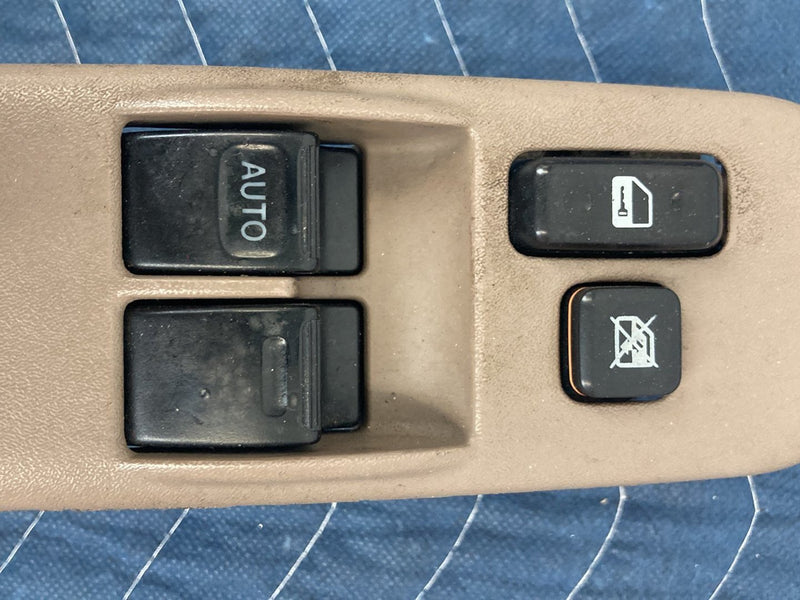2000 Toyota Sienna L10 - Unknown PN: 74232-08010