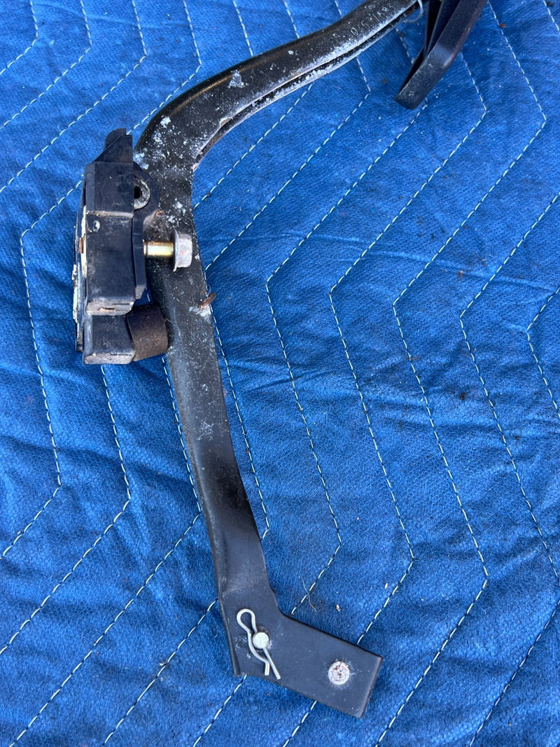 1986-1993 Volvo 240 244 Gas Accelerator Pedal Assembly w/ Bracket OEM #4261EM