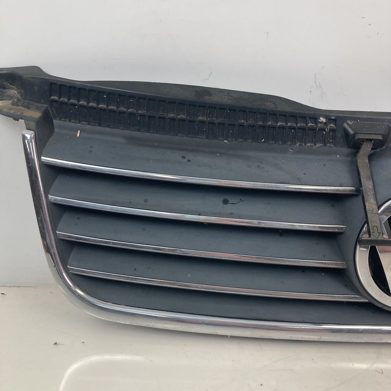 2001-2005 Volkswagen Passat Front Grille Assembly #5543M