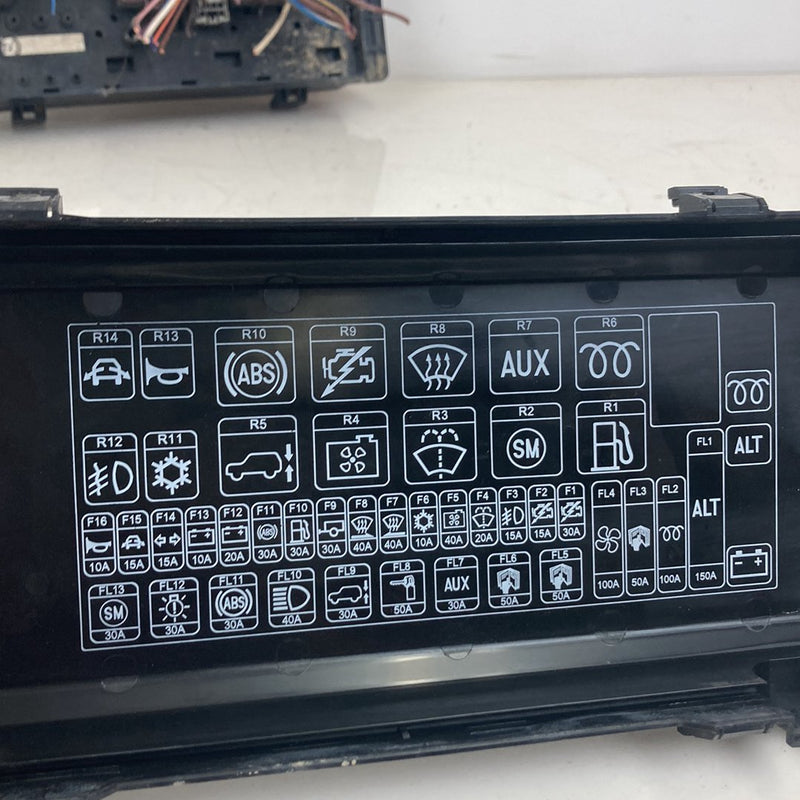 1999-2004 Land Rover Discovery II L550 Engine Fuse Box OEM #5068M