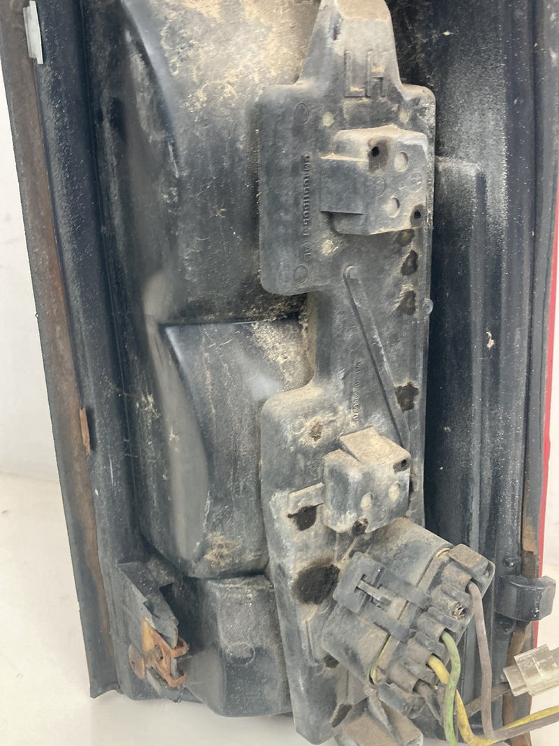 1995-1998 Chevrolet Silverado 2500 GMT400 Tail Light Right 16511565 OEM
