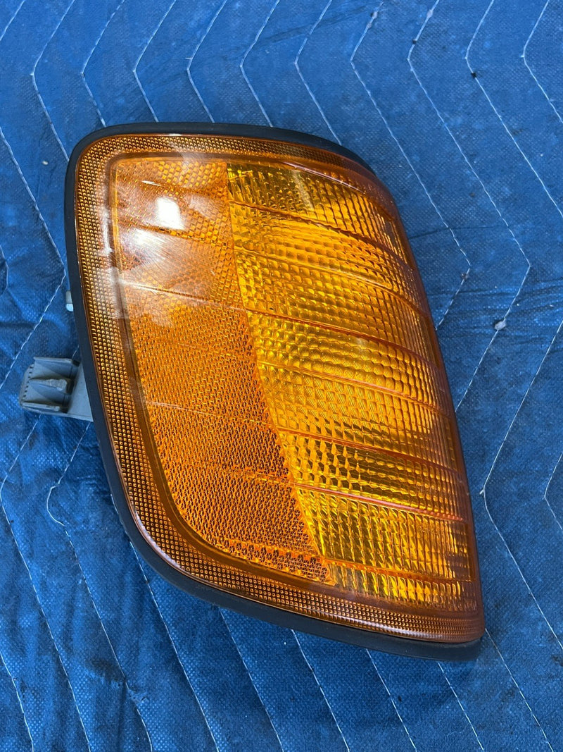 1986-1995 Mercedes 300D W124 Front Right R Turn Signal Blinker Light OEM #2645EM