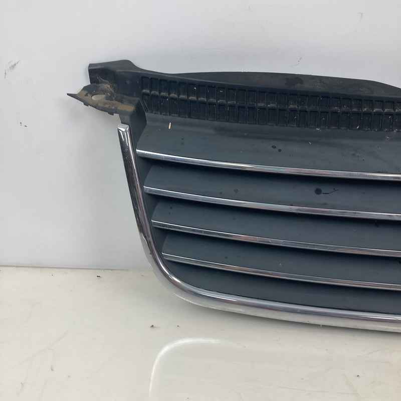 2001-2005 Volkswagen Passat Front Grille Assembly #5543M