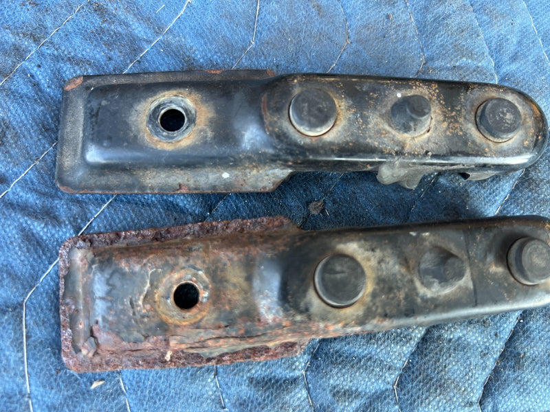1989-1995 Volvo 740 940 Right & Left Radiator Bracket Mount Pair OEM #3951EM