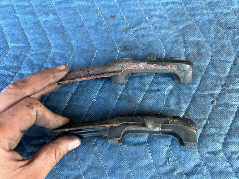 1989-1995 Volvo 740 940 Right & Left Radiator Bracket Mount Pair OEM #3951EM