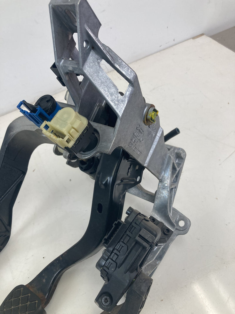 2001-2005 Volkswagen Passat Manual Clutch Pedal Assembly OEM #5505M