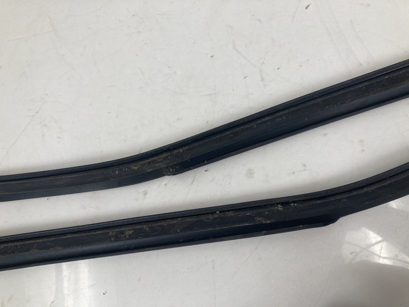 1995-1998 Chevrolet Silverado 2500 GMT400 Door Window Seal Upper OEM